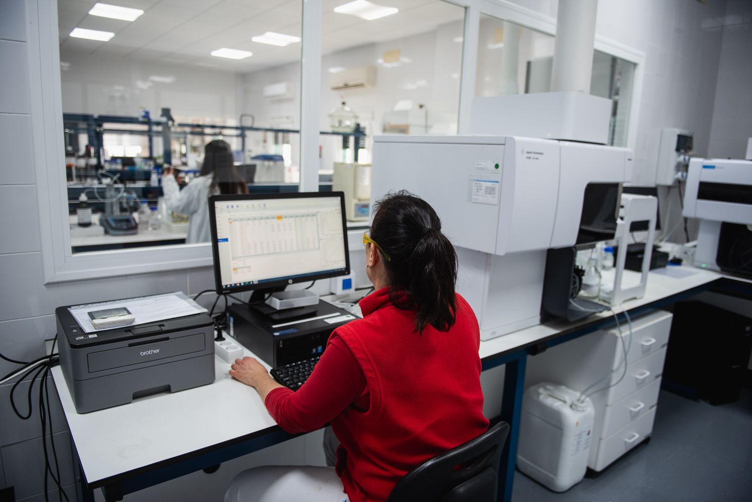 Una persona trabajando en un laboratorio. - MAURI BUHIGAS