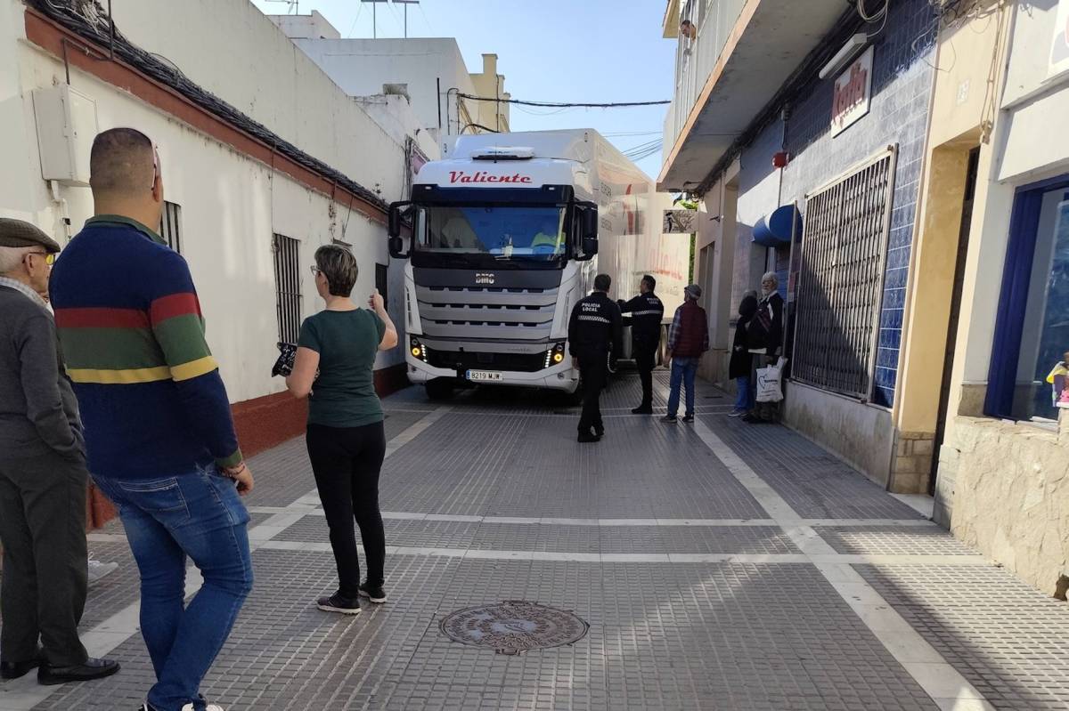 Un camión de grandes dimensiones se queda atrapado en pleno centro de Puerto Real