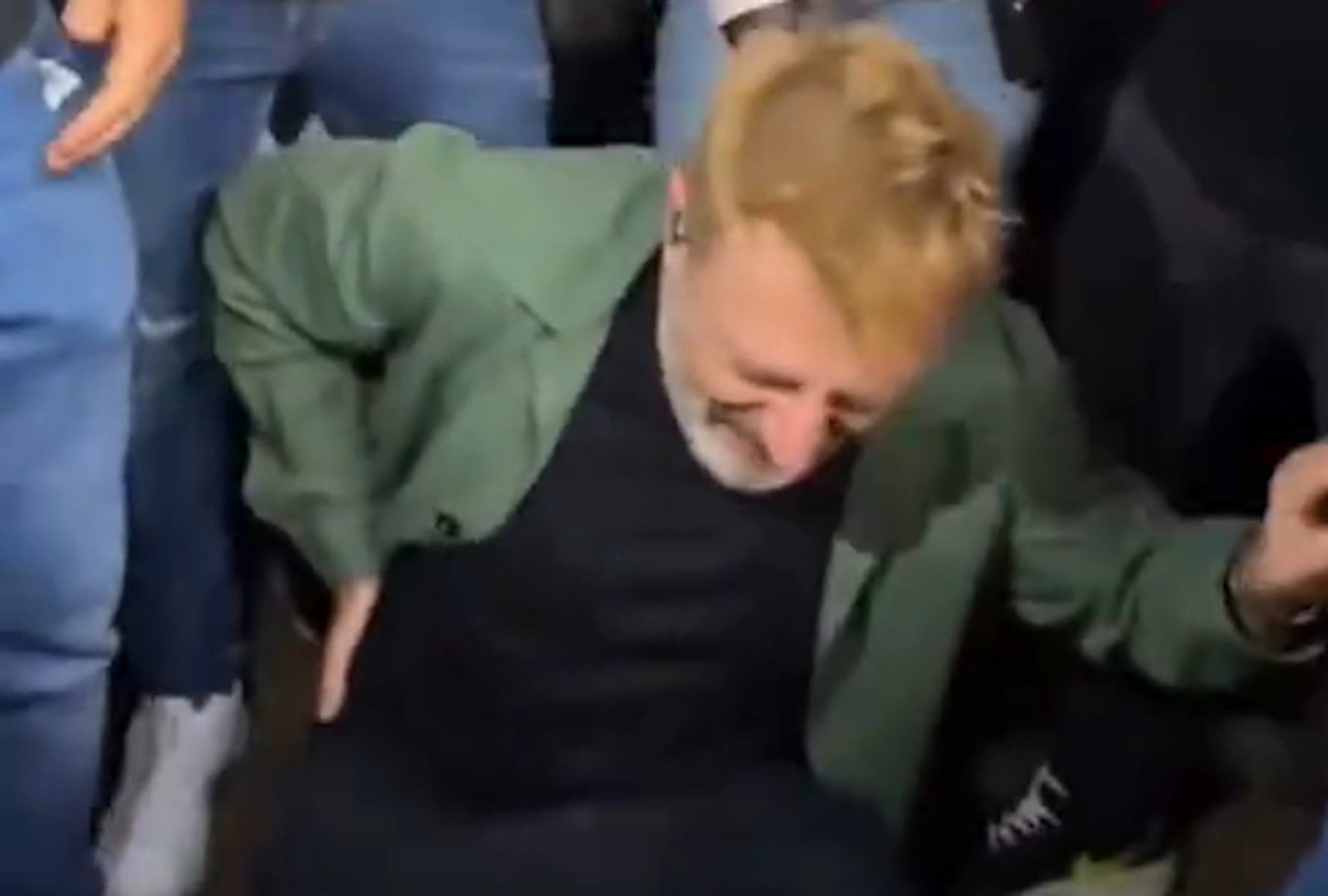 Manolo García, en el suelo tras tirarse del escenario en Barcelona.