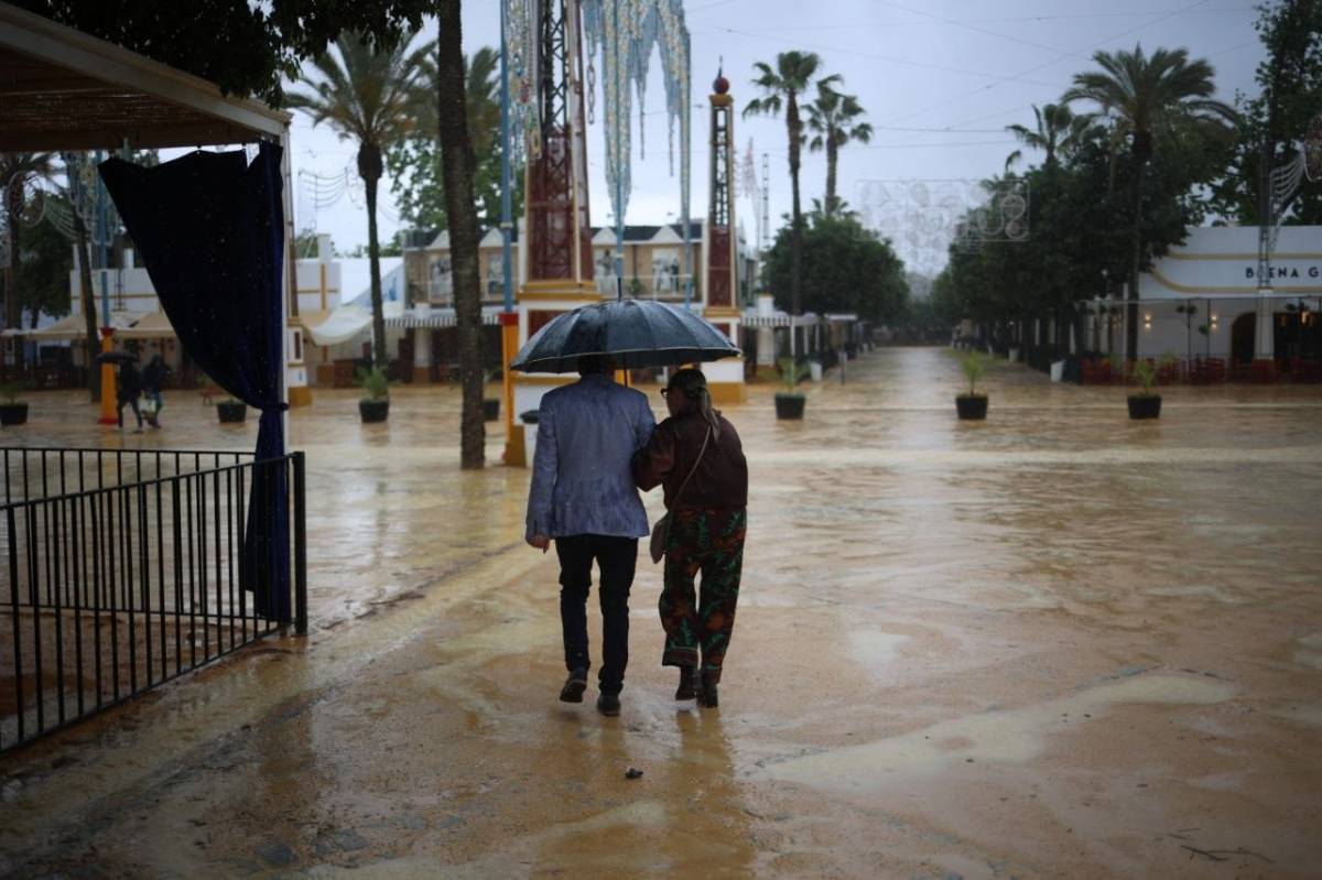 Una tromba de agua embarra el Parque González Hontoria pocas horas antes del alumbrado de la Feria de Jerez