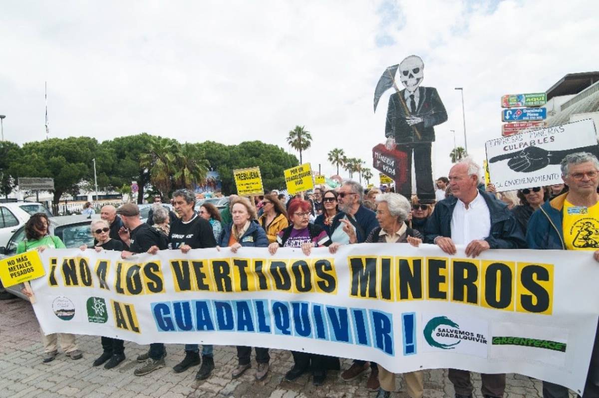 Una manifestación masiva recorre Sanlúcar contra la reapertura de minas en Sevilla y la contaminación del Guadalquivir 