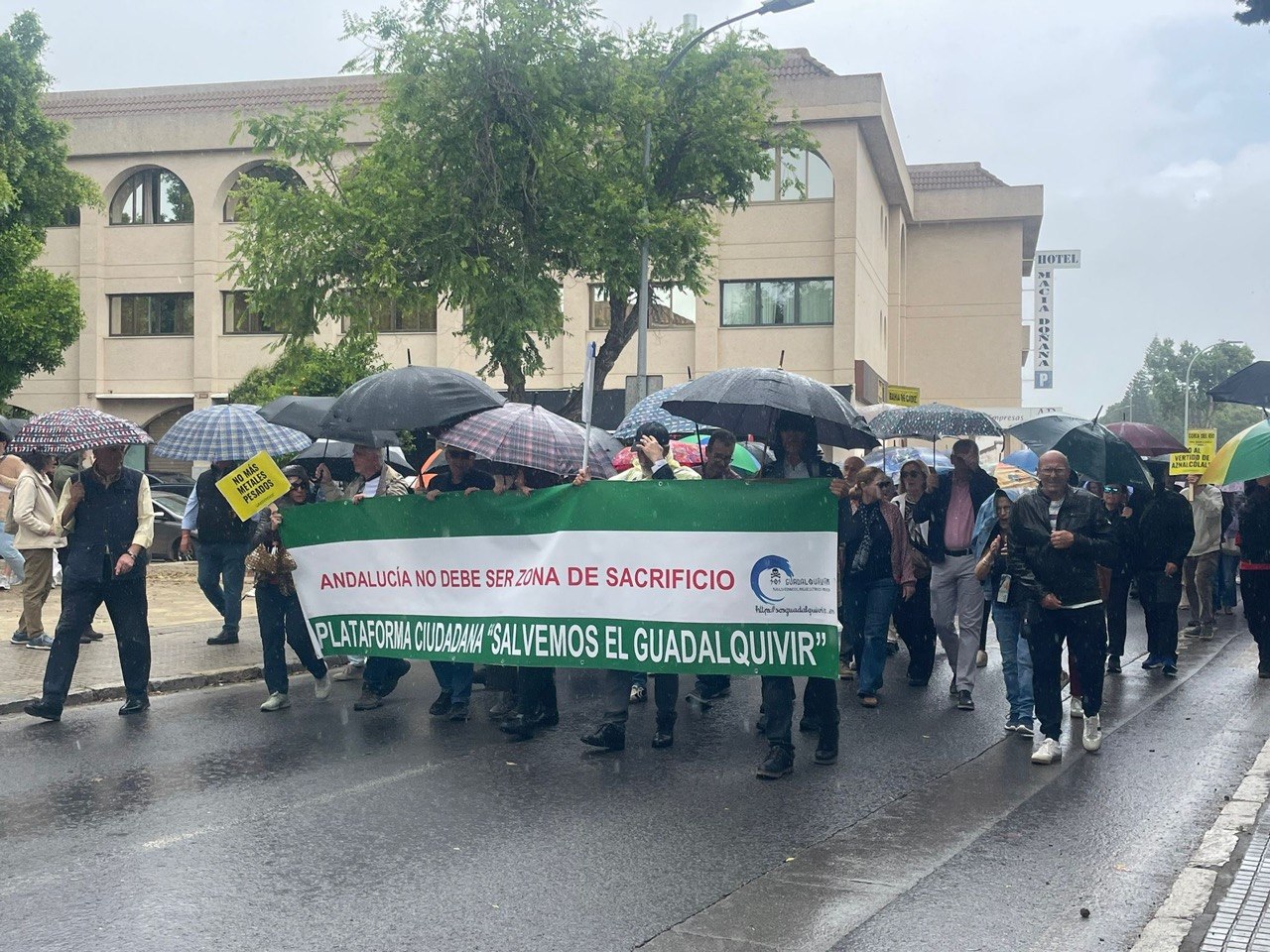 La manifestación contra los vertidos al Guadalquivir por las calles de Sanlúcar.