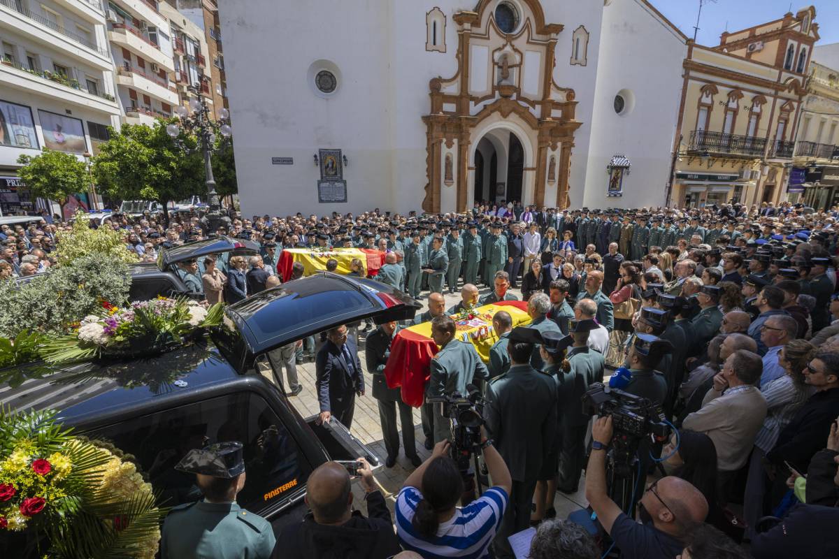 Huelva se vuelca en el último adiós de los dos guardias civiles fallecidos: 