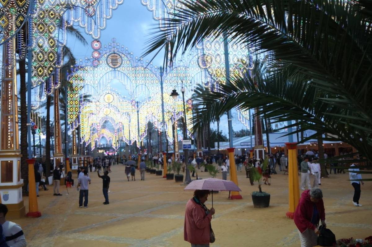Fallo en el encendido del alumbrado de la Feria de Jerez: las luces se activan por error antes de tiempo