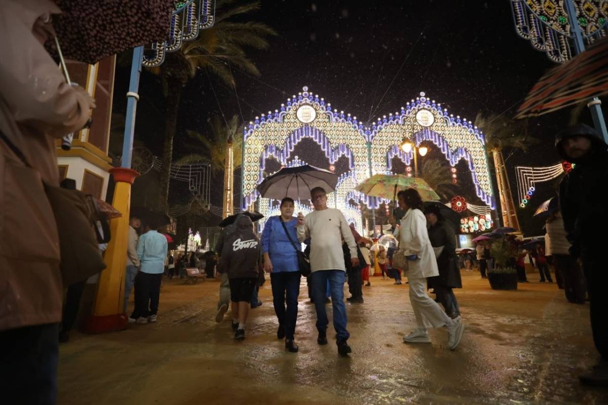 Encendido histórico del alumbrado de la Feria de Jerez: el Real se ilumina bajo un chaparrón