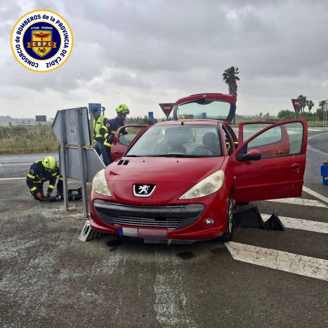 Una persona atrapada tras un choque entre dos coches en la A-480 entre Chipiona y Sanlúcar