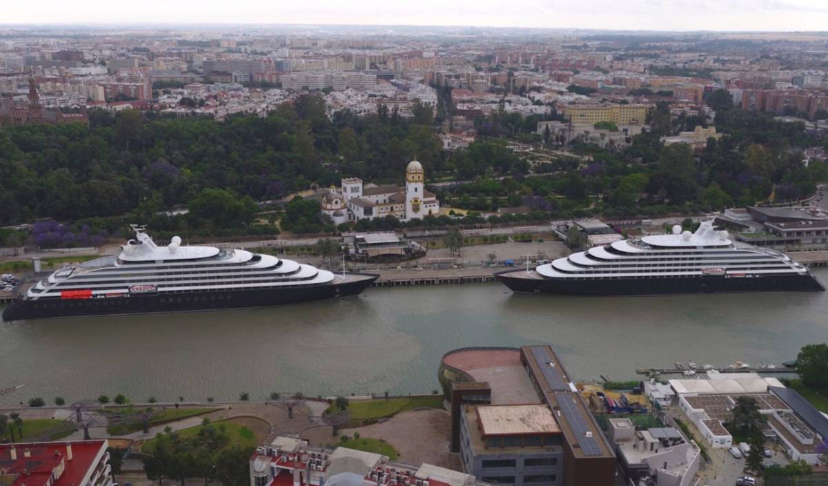 Imagen inédita en Sevilla: atracan dos cruceros gemelos de ultra lujo con precios de hasta 15.000 euros por persona