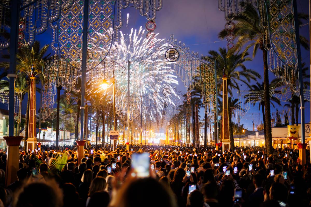 Encendido histórico del alumbrado de la Feria de Jerez: el Real se ilumina bajo un chaparrón