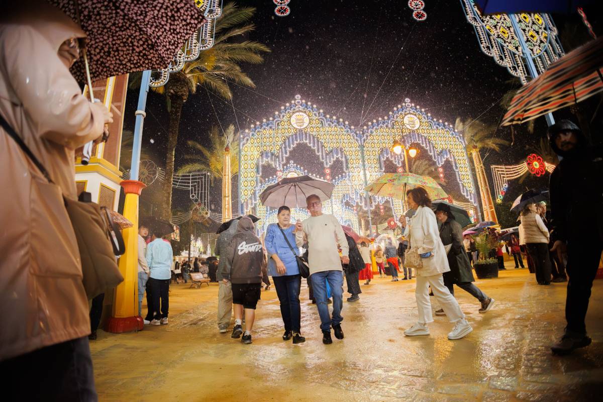 Encendido histórico del alumbrado de la Feria de Jerez: el Real se ilumina bajo un chaparrón