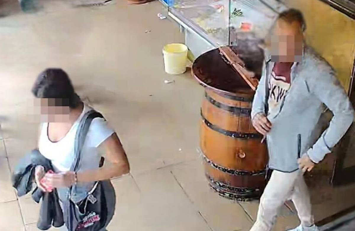 Una pareja hace un ‘simpa’ en un bar de Bormujos, considerado entre los más baratos de España