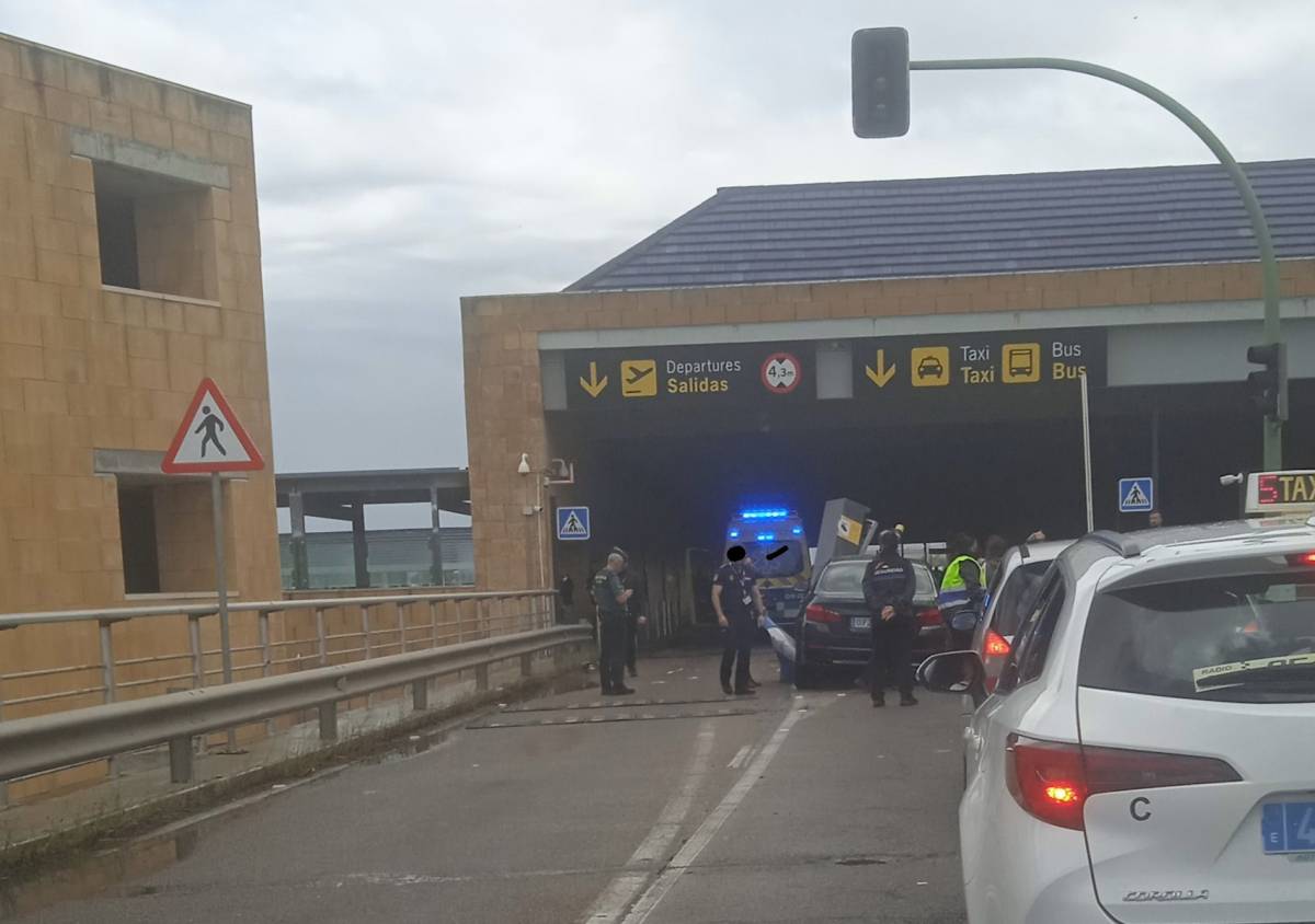 Un conductor choca contra el control de acceso del Aeropuerto de Sevilla tras sufrir un infarto