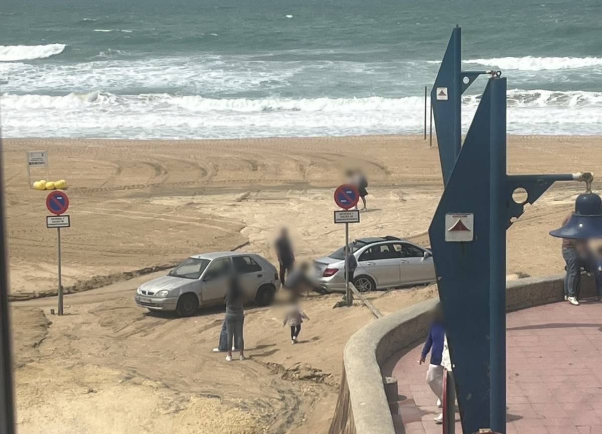 Escena incomprensible en Chiclana: dos coches 'aparcan' en la arena de la playa de La Barrosa