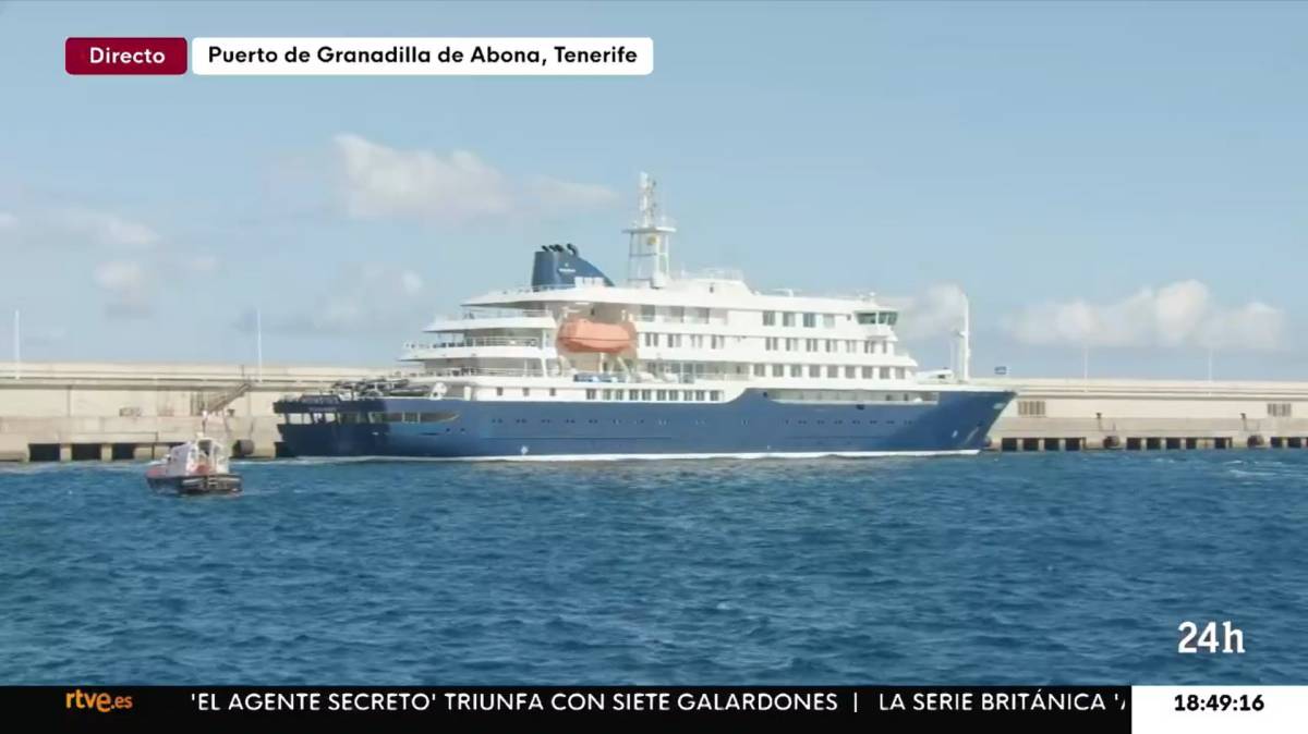 El fuerte viento hace que el barco con el brote de hantavirus atraque en el puerto de Granadilla para evacuar a los últimos pasajeros