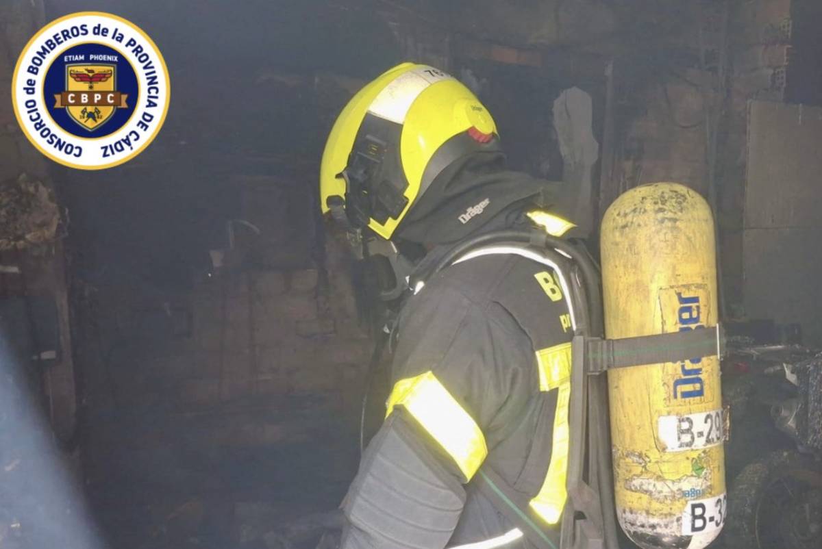 Fuego en la cochera de una casa de El Puerto: una moto y varias lanchas acaban calcinadas
