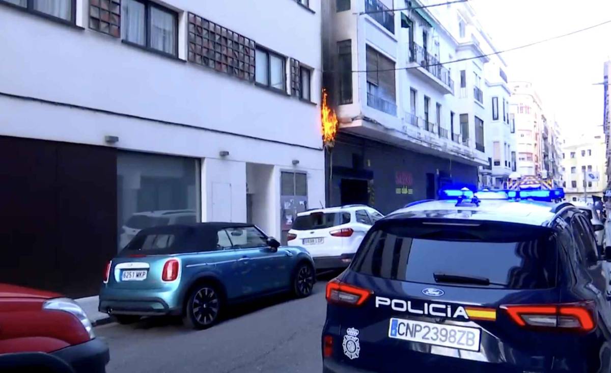 Susto en Córdoba tras salir ardiendo un cableado eléctrico junto a una discoteca