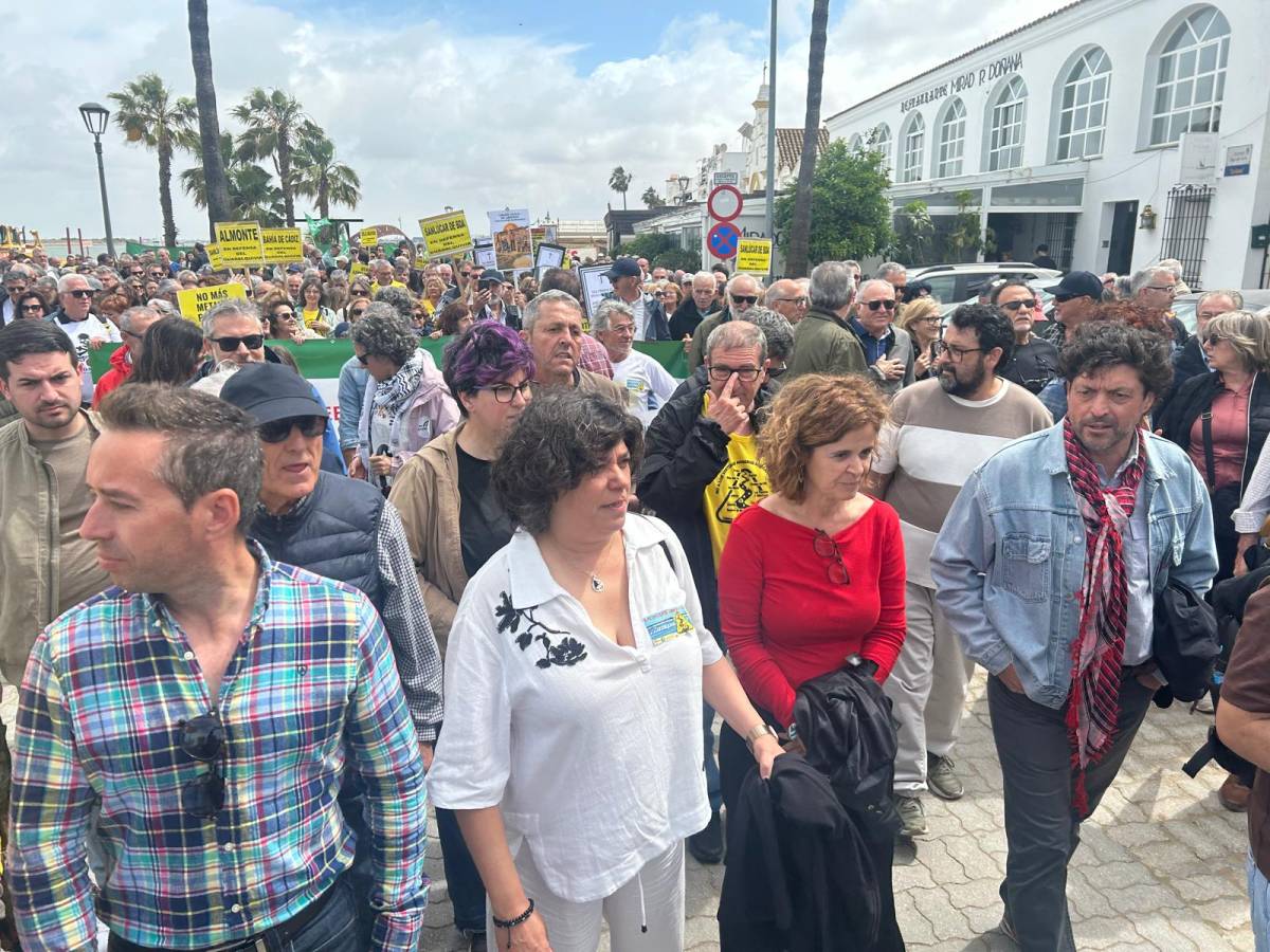 Sanlúcar quiere evitar, en la calle y en los tribunales, que 120.000 millones de litros de aguas residuales acaben en el Guadalquivir