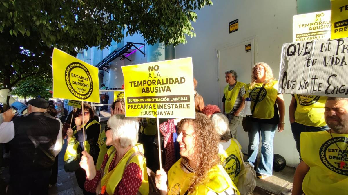 Los trabajadores de Canal Sur hacen un gesto 