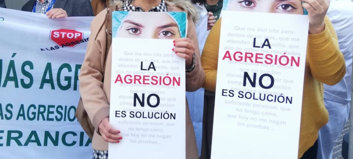 El médico de la mutua le da el alta y espera que salga del trabajo para insultarlo y agredirlo hasta tirarlo al suelo en Sevilla