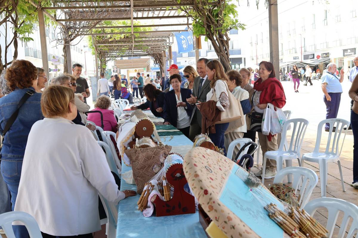 Exhibición de los trabajos de las encajeras de bolillos en Chiclana.