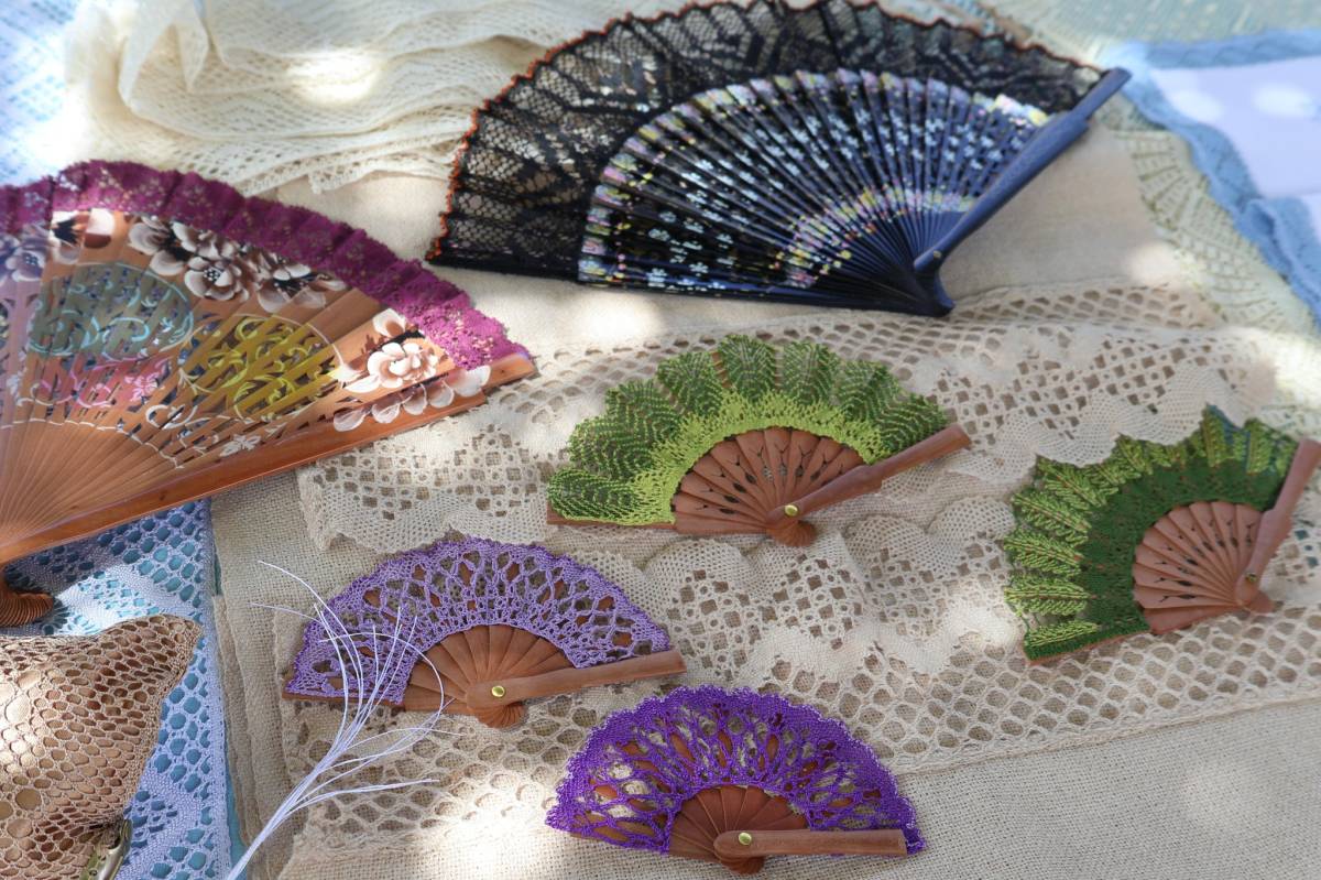 Detalle de los abanicos hechos con encaje de bolillos.