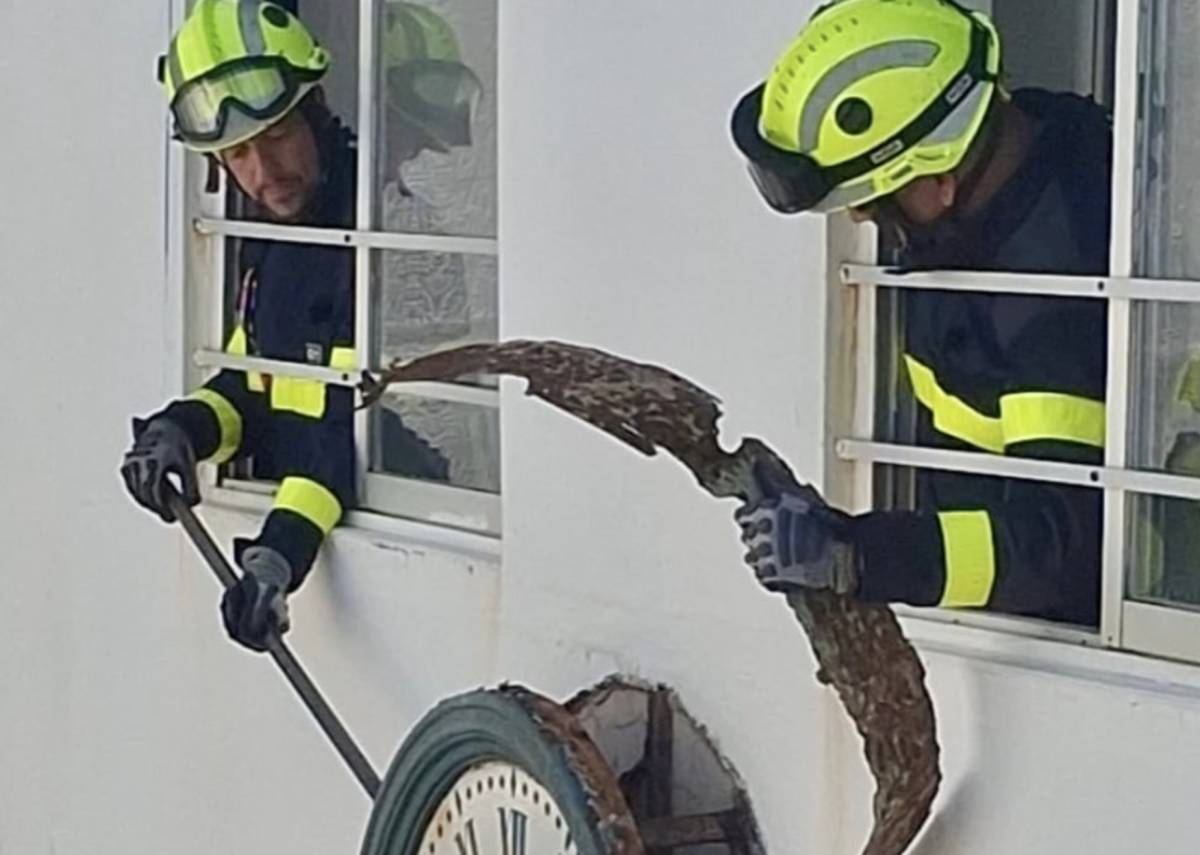 Intervención urgente de los bomberos tras caer trozos del reloj de un colegio en Cádiz