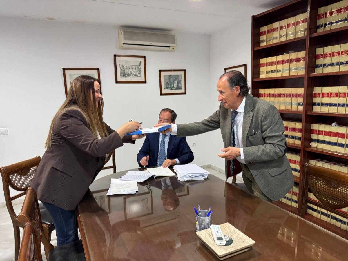 Entrega de llaves a las familias de la promoción de vivienda pública en la zona de La Cucarela en Chiclana.