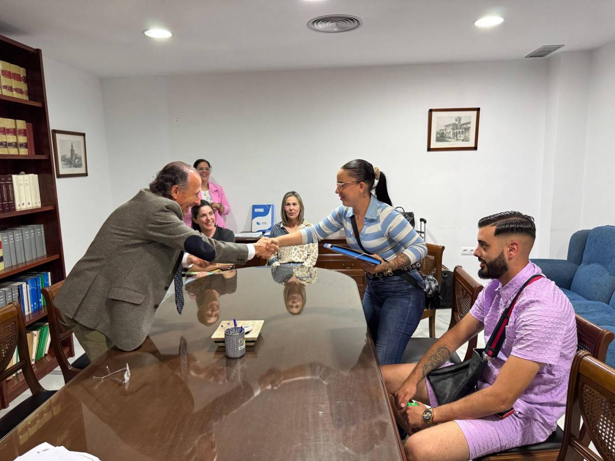 Entrega de llaves a las familias de la promoción de vivienda pública en la zona de La Cucarela en Chiclana.