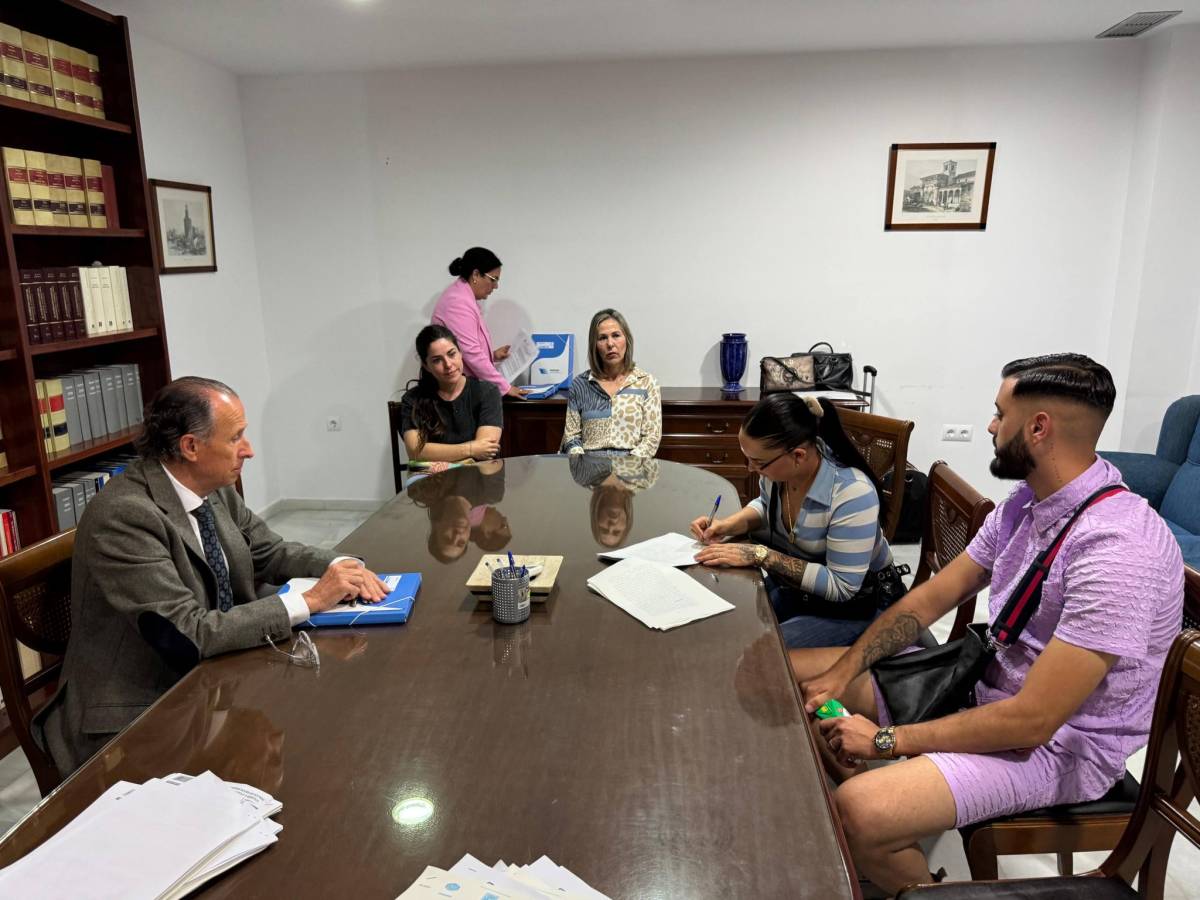 Entrega de llaves a las familias de la promoción de vivienda pública en la zona de La Cucarela en Chiclana.