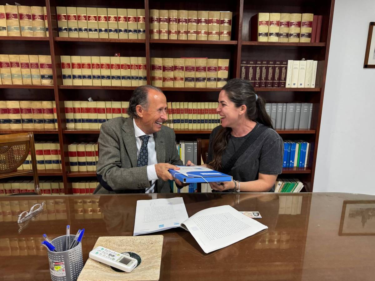 Nueva entrega de llaves a siete familias para una promoción de vivienda pública con garaje en Chiclana