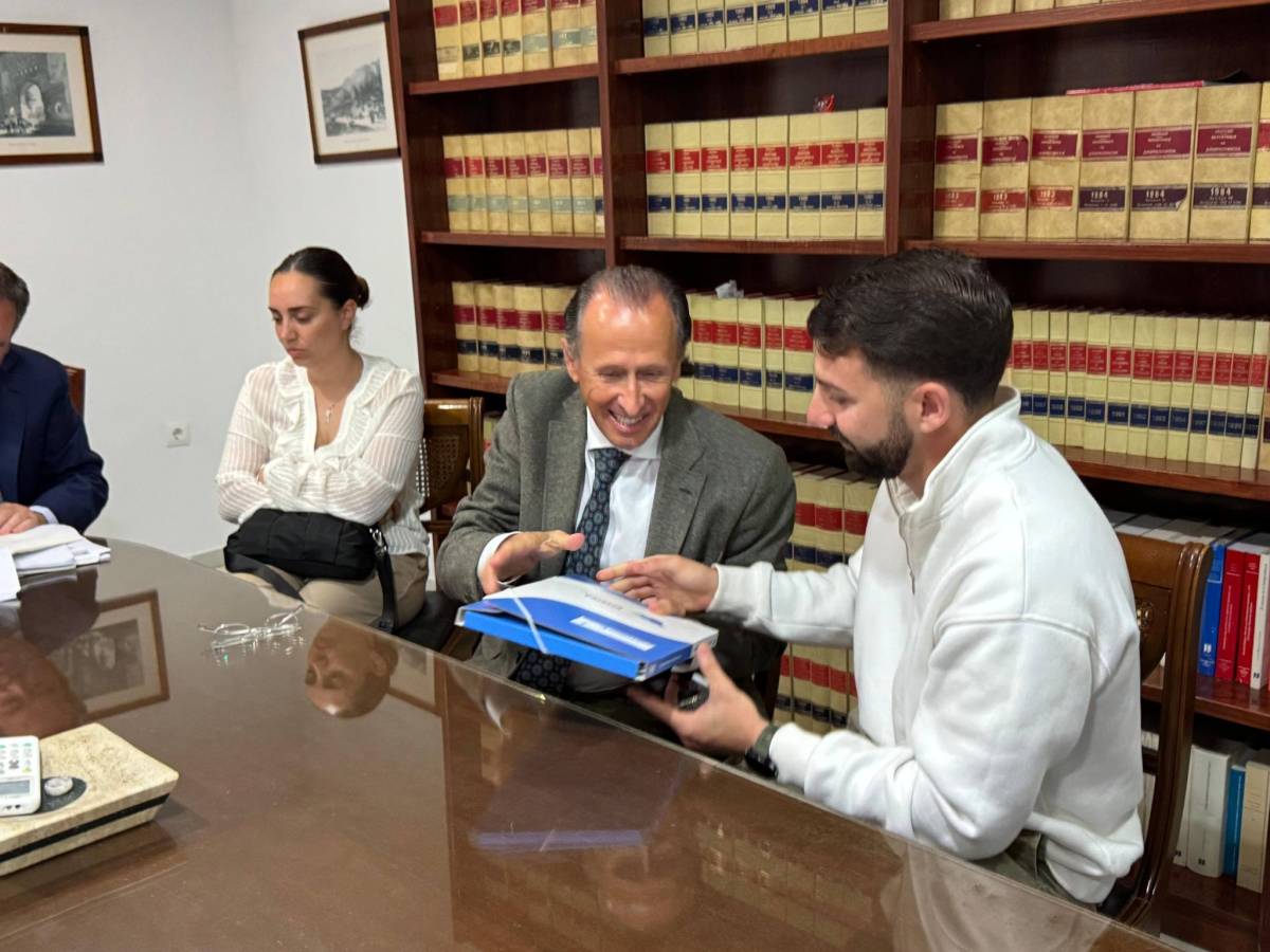 Entrega de llaves a las familias de la promoción de vivienda pública en la zona de La Cucarela en Chiclana.
