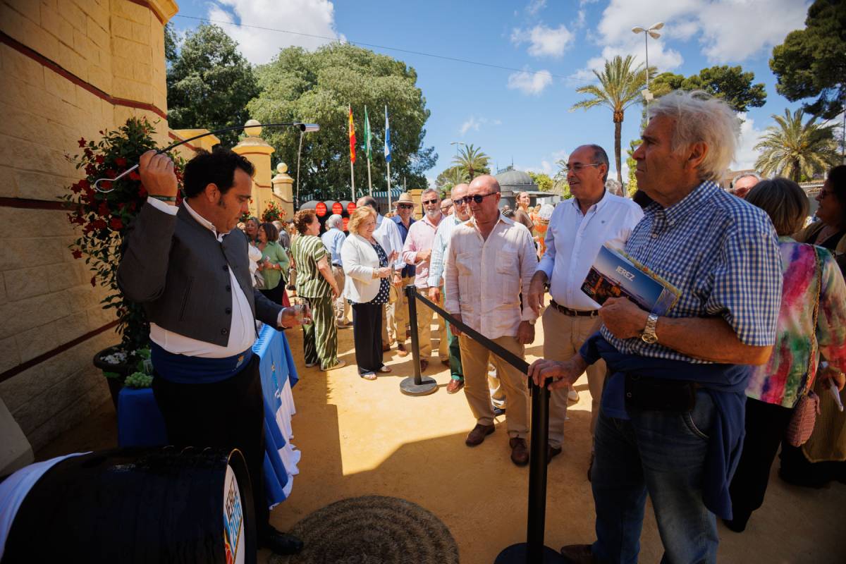 El martes de la Feria de Jerez en imágenes... Día de la gastronomía de los políticos en el real.
