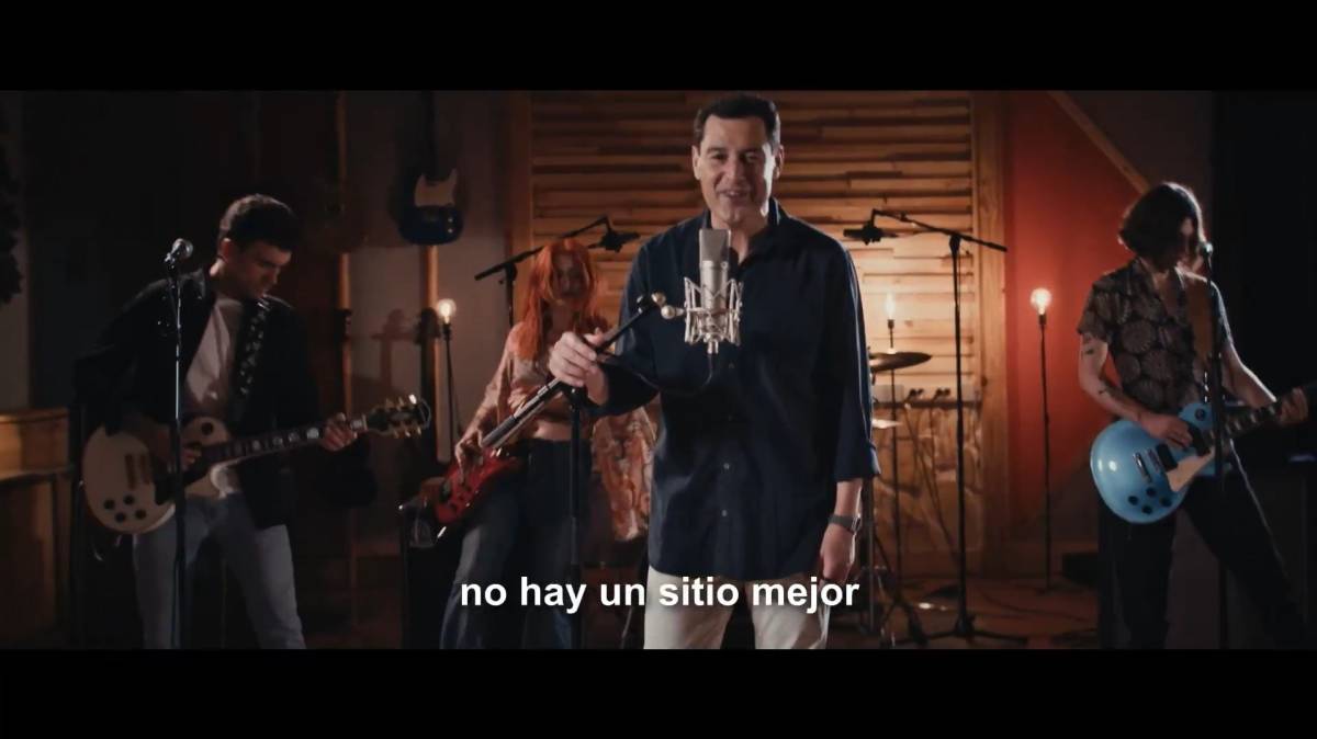 Juanma Moreno pone fin al 'misterio' sobre el cantante de 'Kilómetro Sur', el himno de campaña del PP