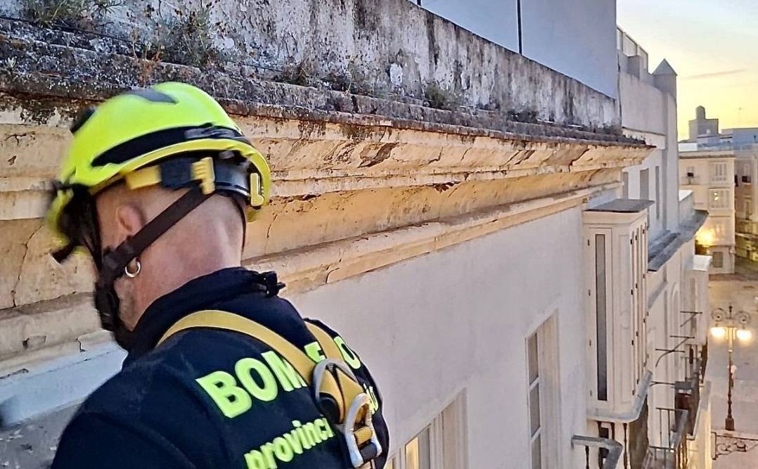 Herida una mujer tras la caída de cascotes de la cornisa de un edificio en la calle Ancha de Cádiz