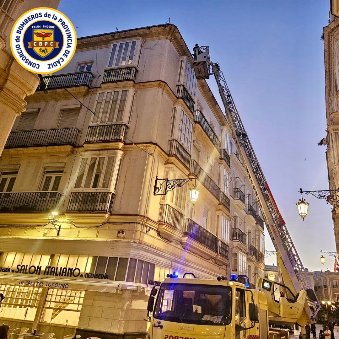 El edificio de la calle Ancha de Cádiz que sufre desprendimientos de su cornisa. - El edificio de la calle Ancha de Cádiz que sufre desprendimientos de su cornisa.