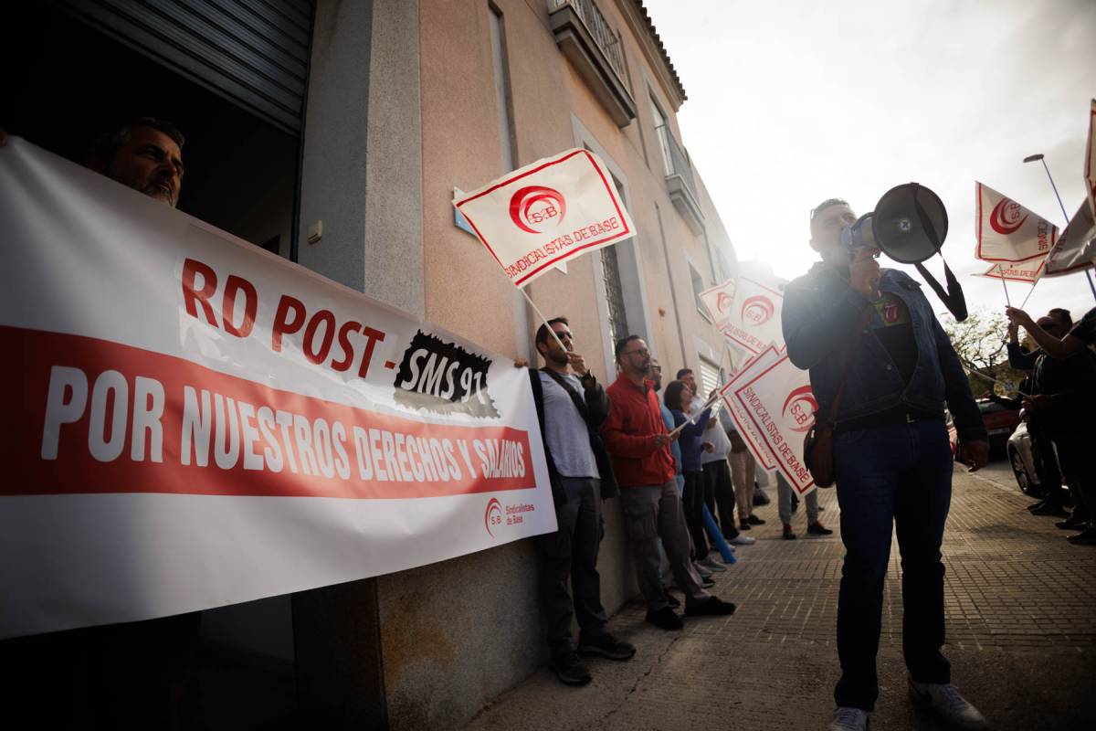 Los repartidores de notificaciones de la Diputación de Cádiz, en lucha: casi tres años de retrasos salariales y sin cobrar abril