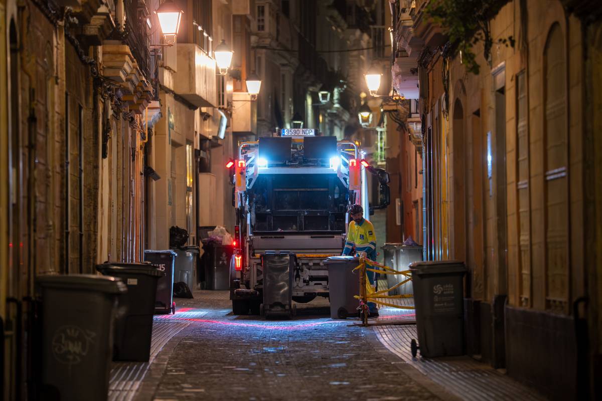 La guerra entre Valoriza y la plantilla de limpieza de Cádiz salta a las calles: “Es imposible dar un servicio de calidad”