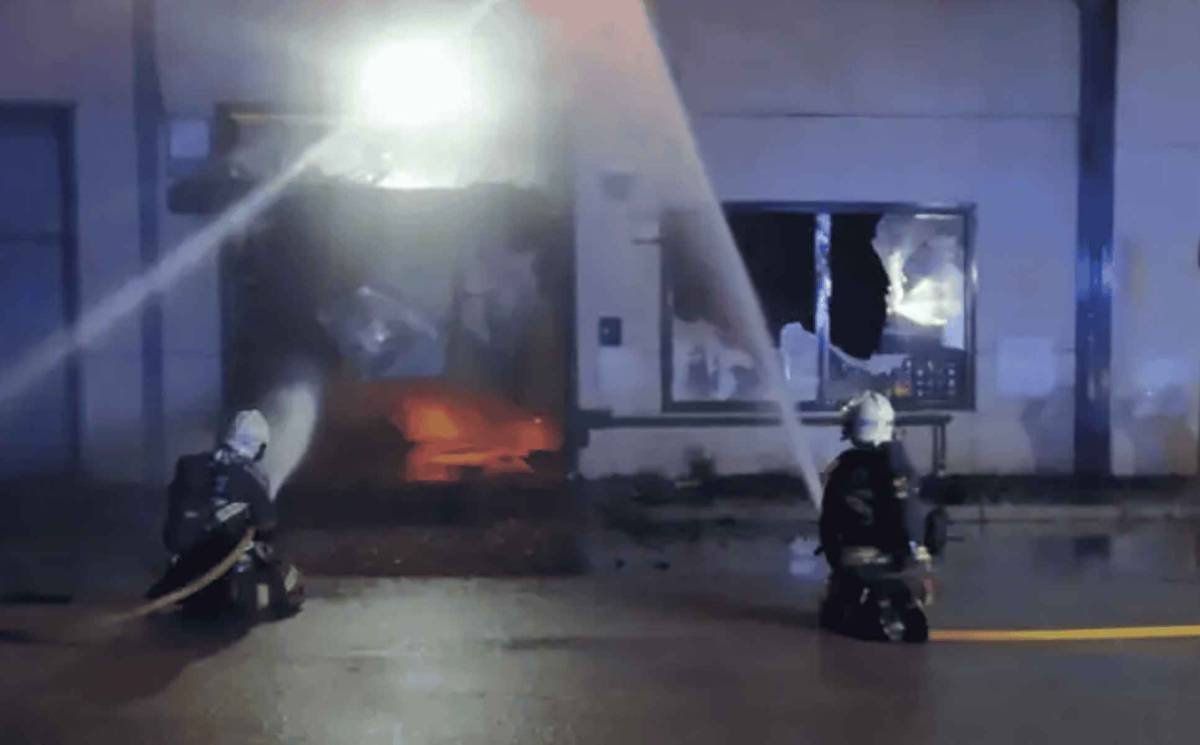 Tres naves afectadas y una persona atendida por los sanitarios tras un aparatoso incendio en Alcalá de Guadaíra