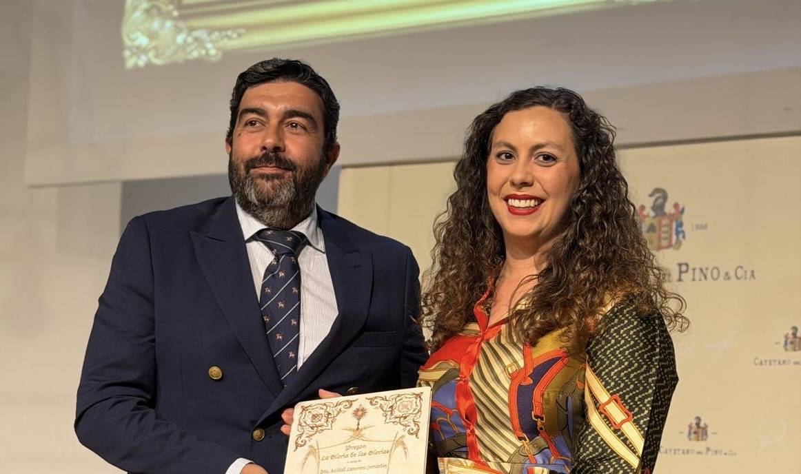 Presentado el cartel de las  Glorias de María, cuya pregonera recibe las pastas de su obra
