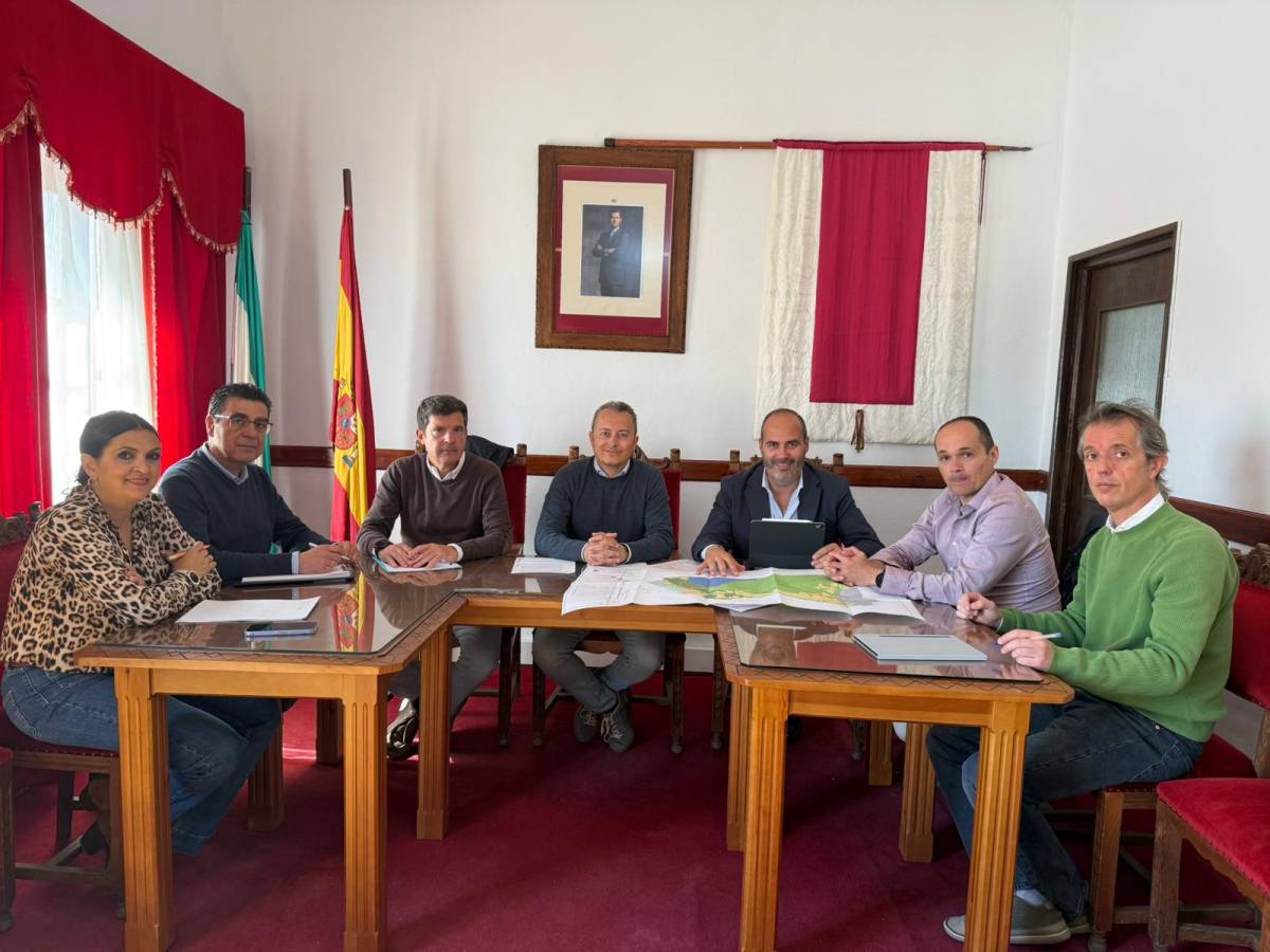 Diputación impulsa con los ayuntamientos de Zahara y San José del Valle los nuevos planes para acelerar la construcción de vivienda