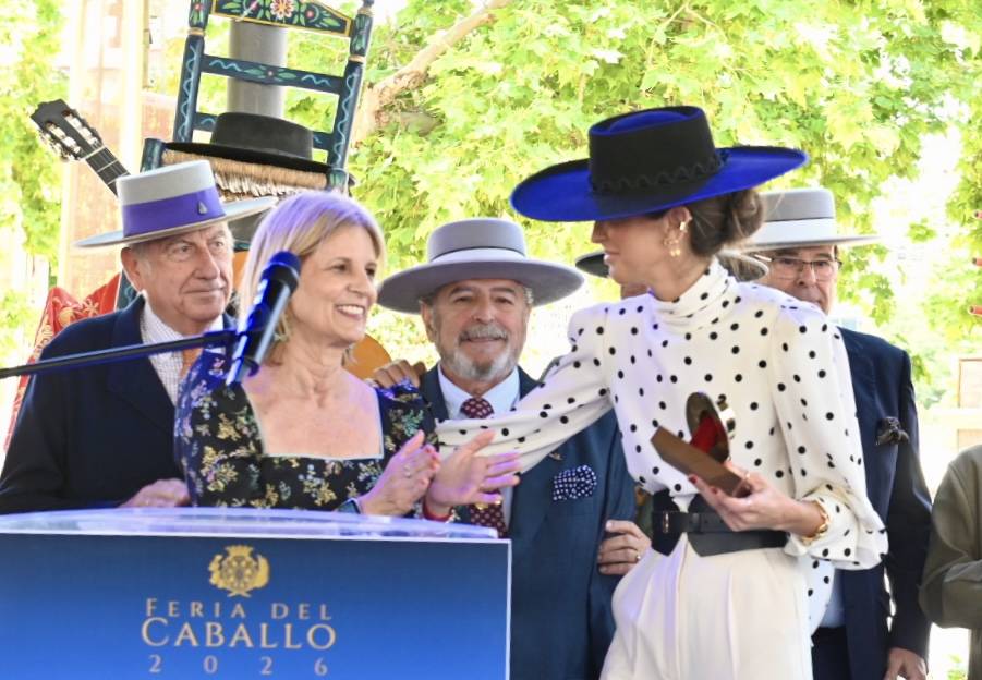 La diseñadora jerezana Inés Domecq recibe el Sombrero de Oro en la Feria