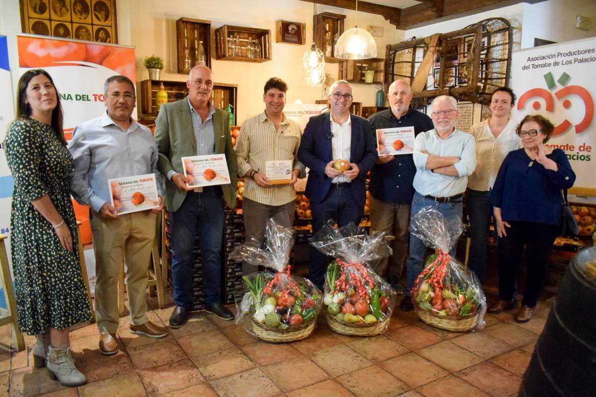 La I Semana del Tomate de Los Palacios termina regalando 300 kilos a los más necesitados de toda Sevilla
