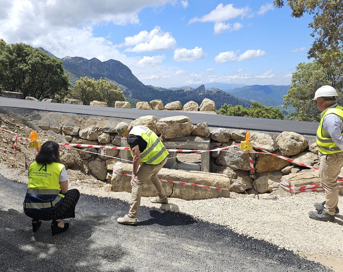 La carretera A-372 que enlaza Benamahoma y Grazalema acoge trabajos de asfaltado.
