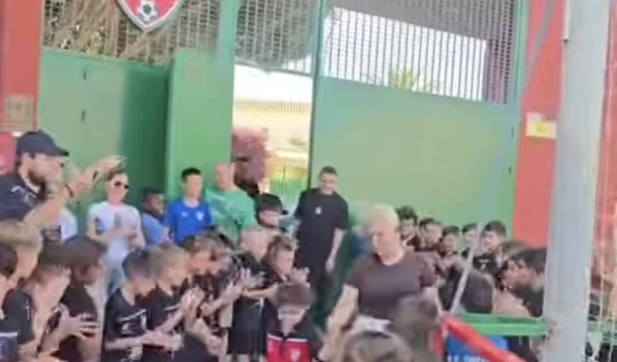El pequeño Kylian marca el gol más importante de su vida: el emotivo recibimiento de sus compañeros de equipo