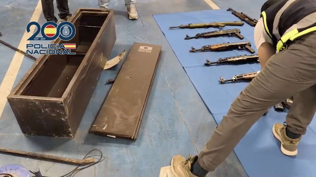 Operación histórica en Jerez: armas de guerra en una plazoleta del 'Mopu', con varios kalashnikov, potentes granadas y un cetme