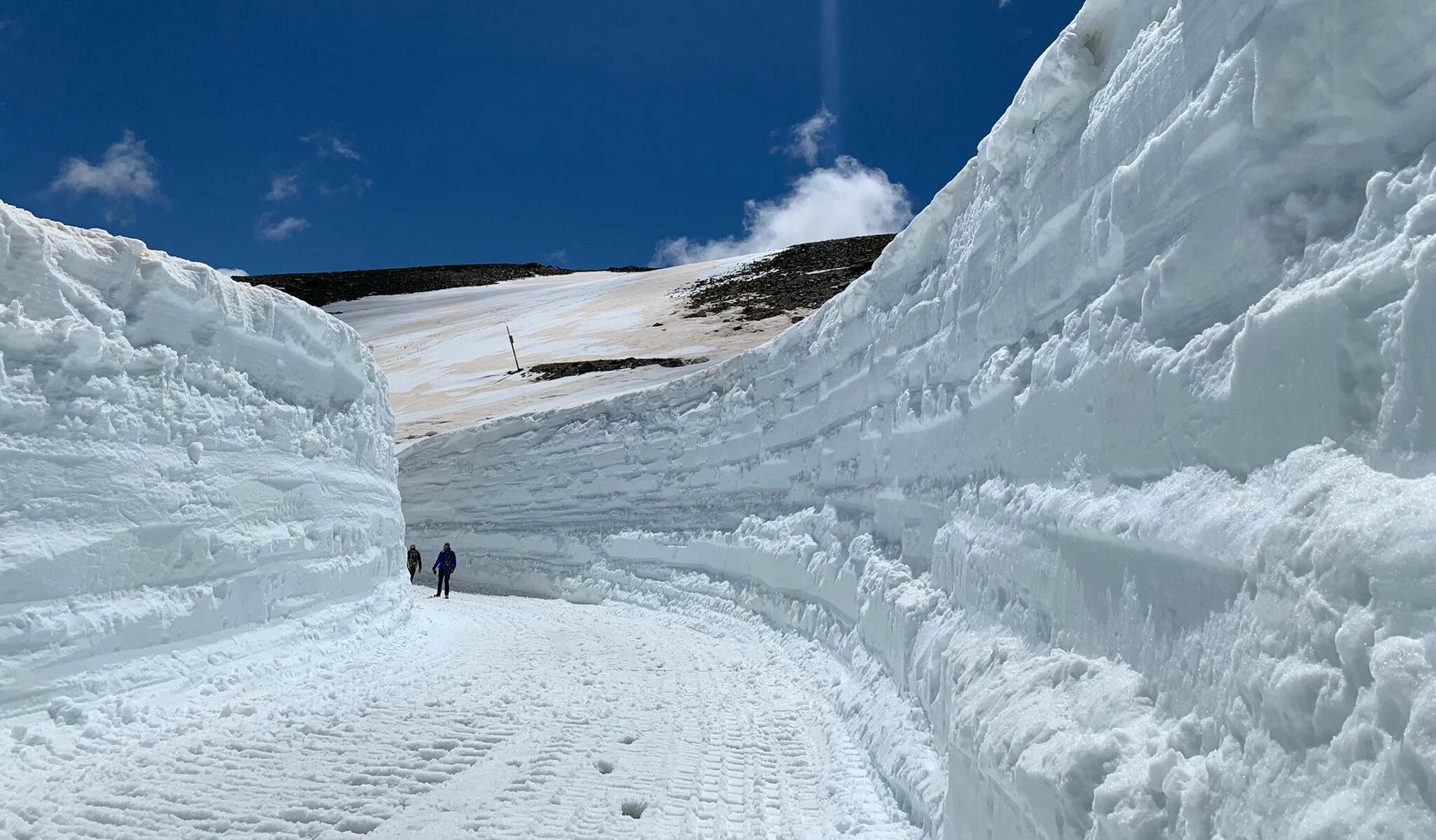 Montañas de nieve en Sierra Nevada en pleno mes de mayo en la carretera de Veleta