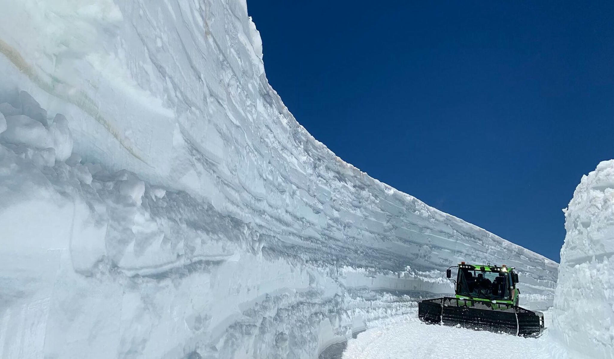 La carretera de Veleta presencia estos días el paso de una pisapistas