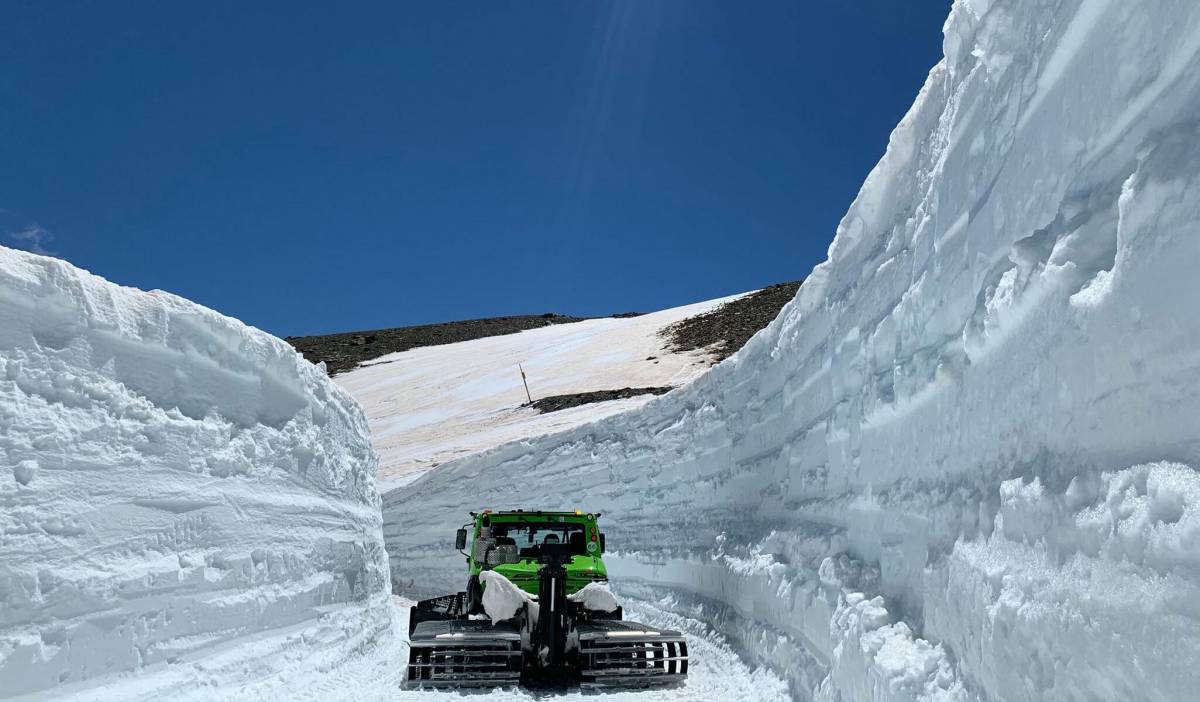 La imagen más impactante de Sierra Nevada: la carretera de Veleta entre paredes de nieve