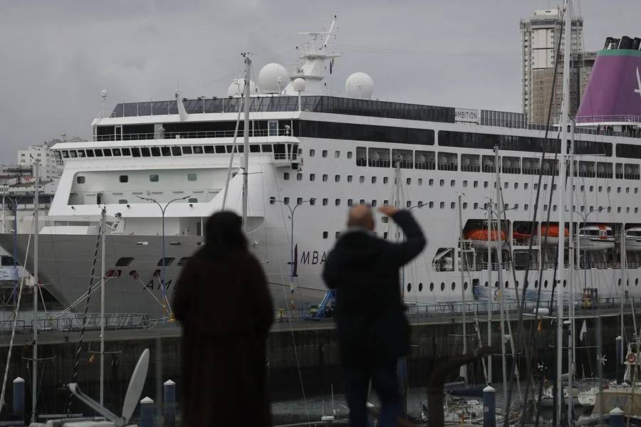 Atraca en Galicia el crucero afectado por un brote masivo de norovirus y 30 casos activos
