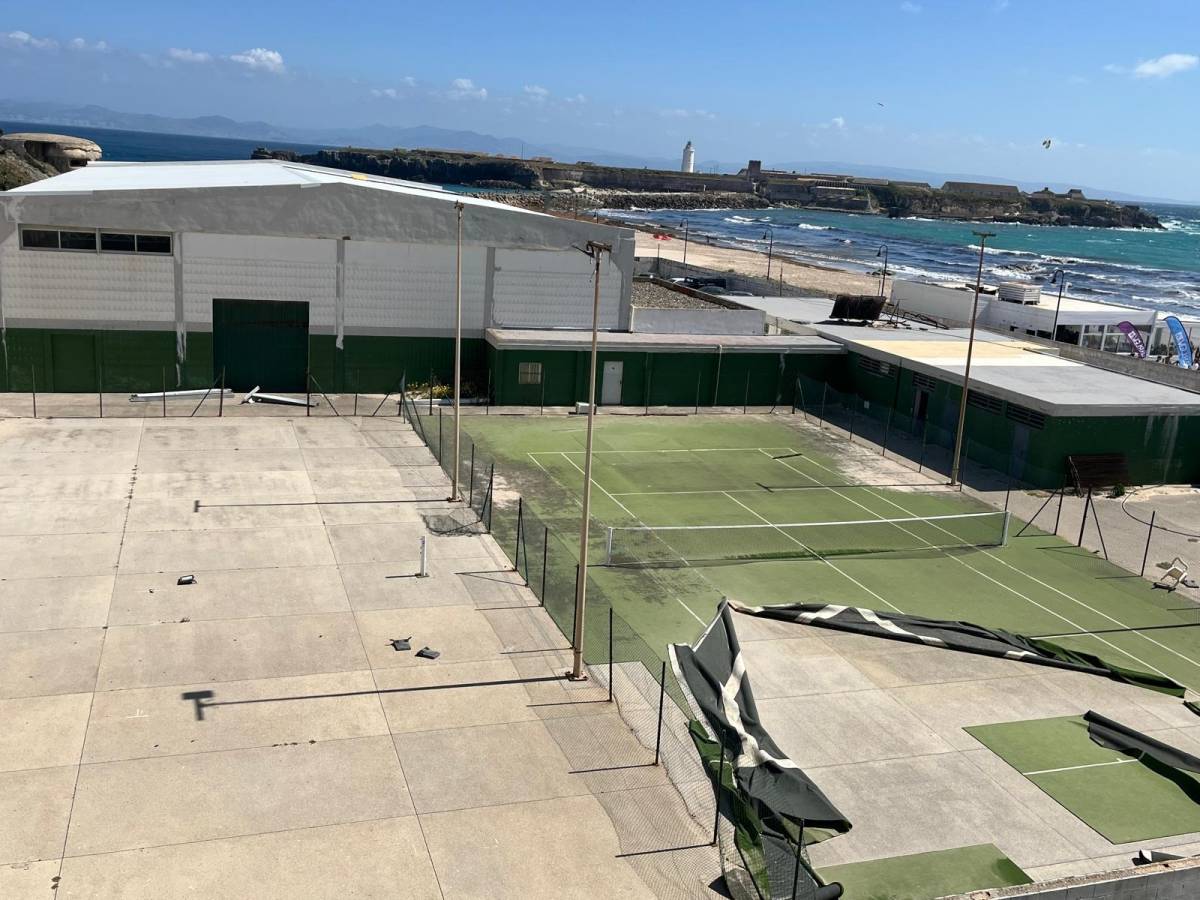 Un polideportivo de Tarifa lleva meses destrozado y los deportistas estallan: 