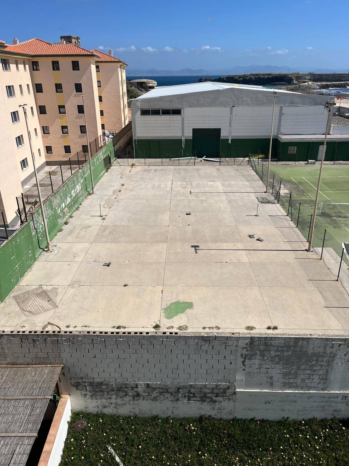 Otra imagen del deterioro que sufre el polideportivo tarifeño.